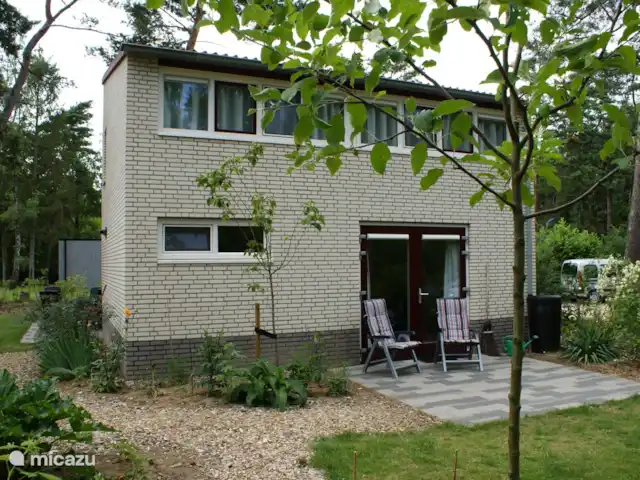 Er zijn twee terrassen. Een grenst aan de woonkamer en een aan de slaapkamer beneden. Zo kan je spelen met zon en schaduw. Bij het terras aan de slaapkamer hangt inmiddels een zonnescherm (nog niet op de foto). Je kunt natuurlijk ook een van beide grasvelden gebruiken.